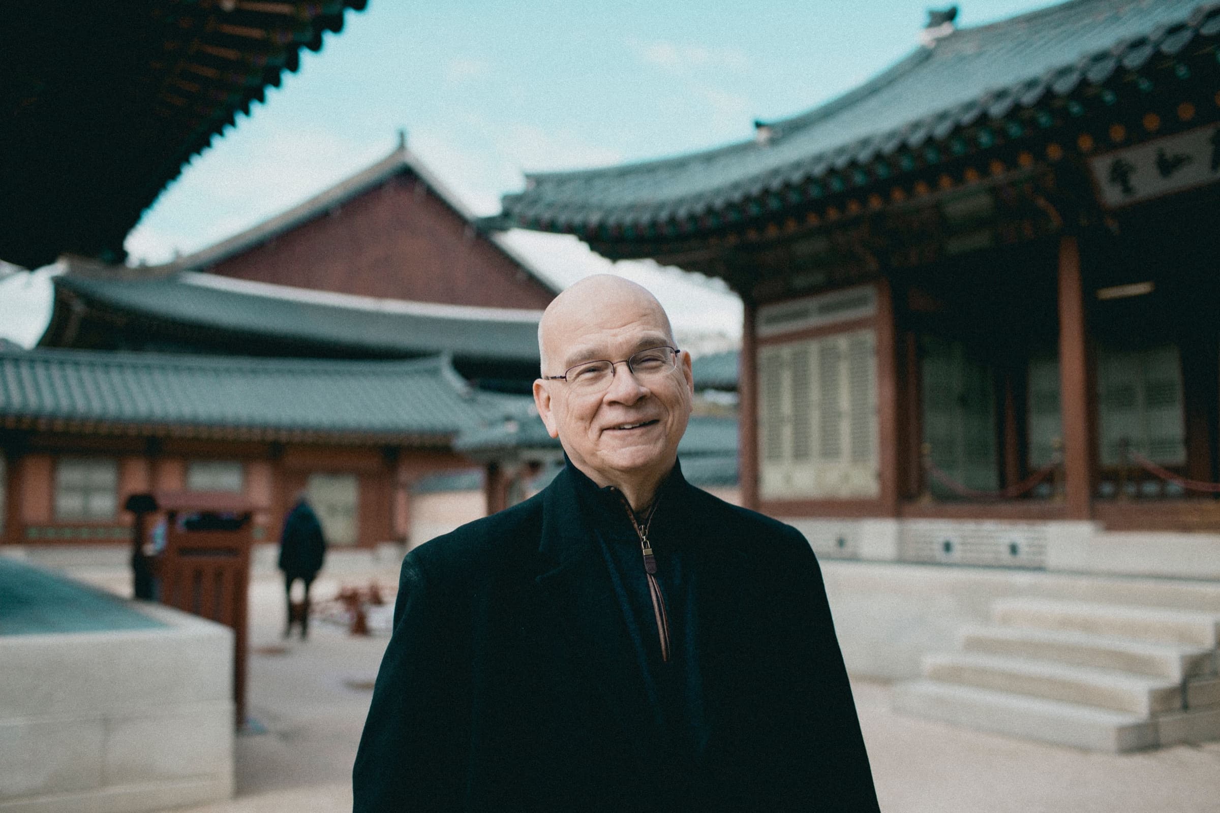 提摩太·凯勒站在韩国传统建筑的庭院中